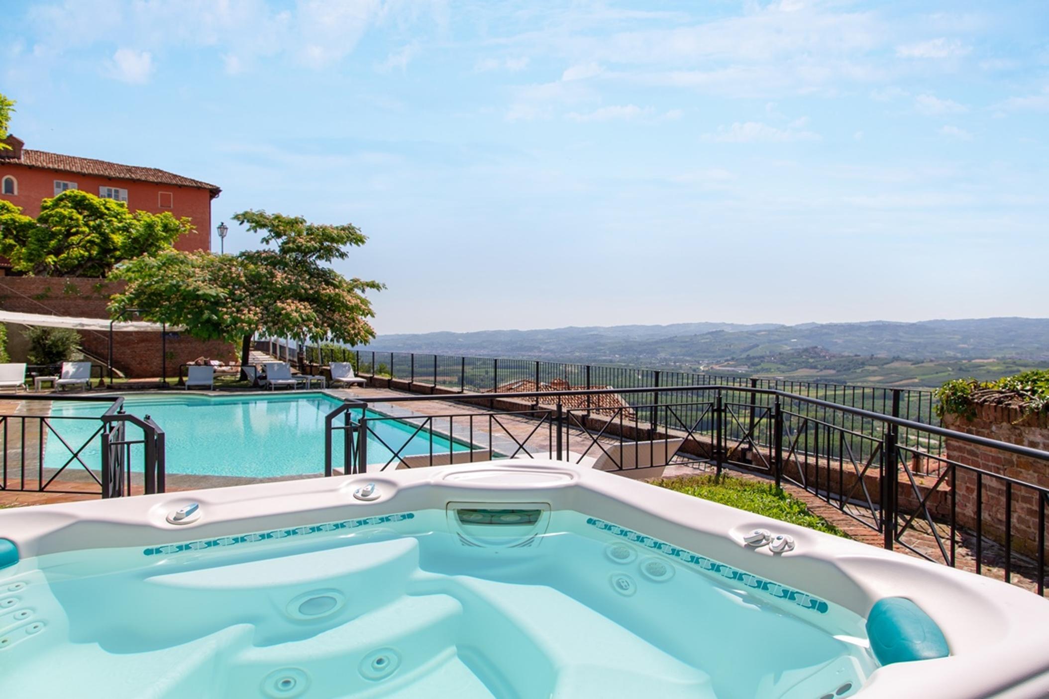 Hotel Castello Di Santa Vittoria Santa Vittoria dʼAlba Εξωτερικό φωτογραφία